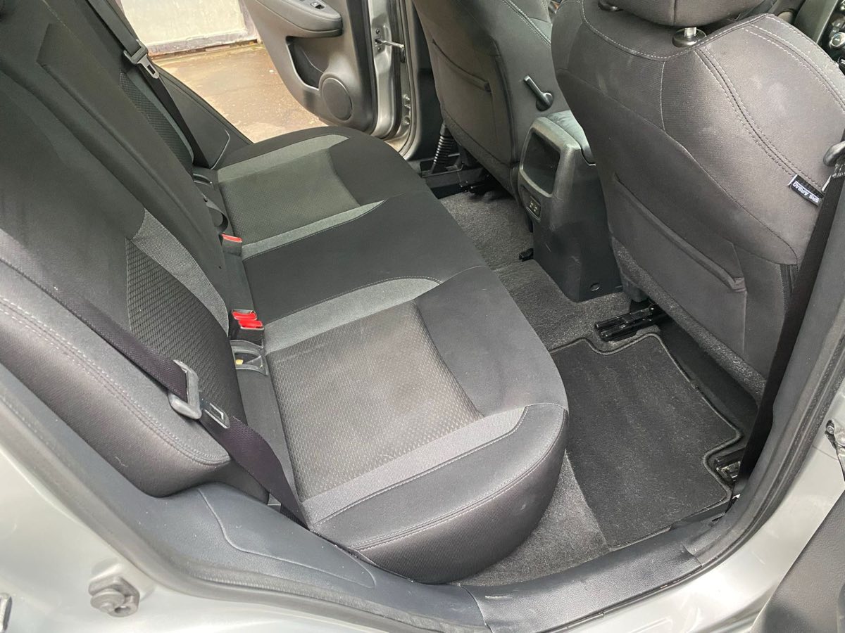Banquette arrière et tapis après nettoyage intérieur Mister Clean Cars