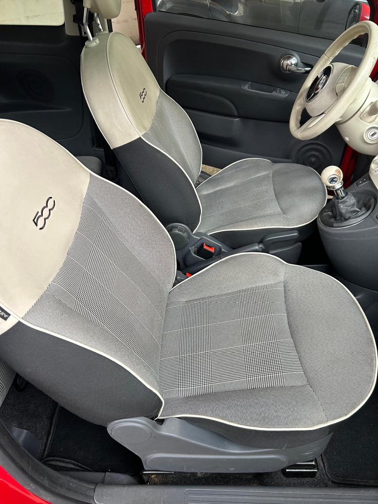 Sièges en tissu de Fiat 500 après nettoyage intérieur