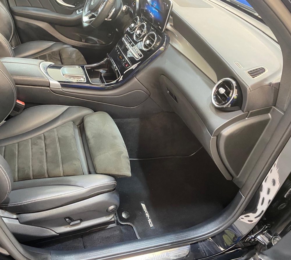 Intérieur de Mercedes GLC après un nettoyage complet à domicile