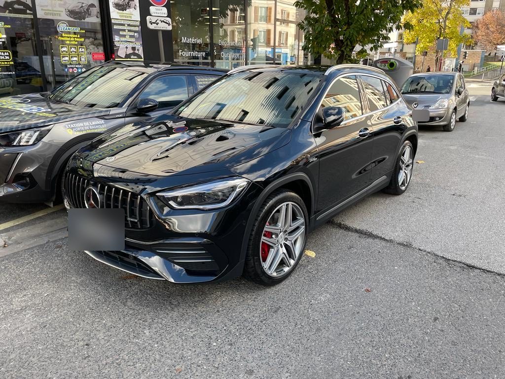 Mercedes GLA AMG noire brillante après un lavage complet à la main