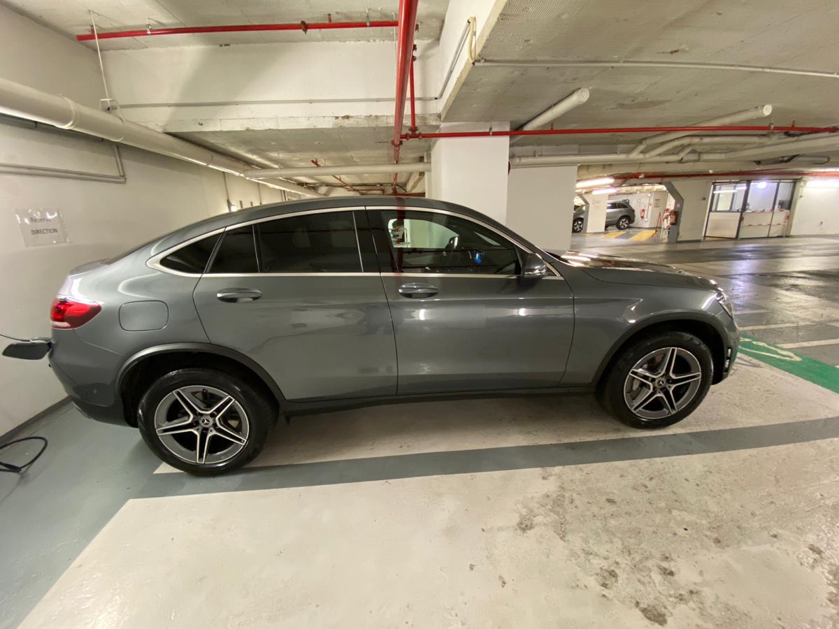 Mercedes GLC Coupé grise lavée dans un parking souterrain