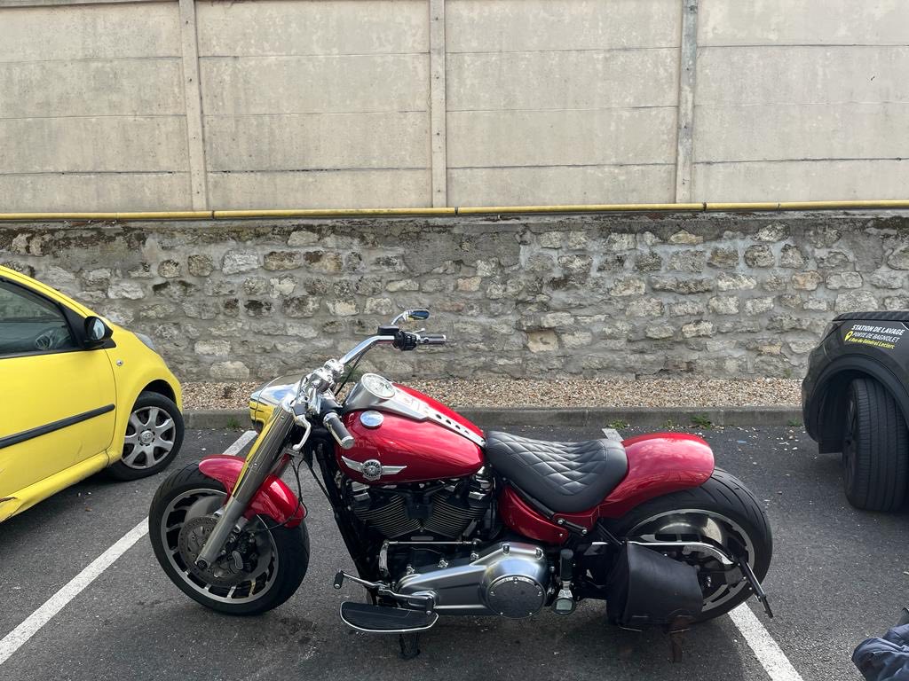Harley-Davidson Fat Boy rouge et chromes nettoyés