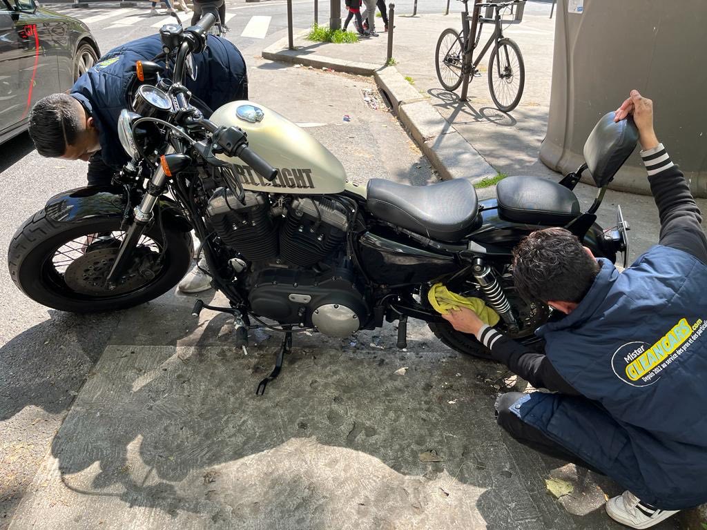 Deux laveurs Mister Clean Cars nettoient une Harley-Davidson à domicile
