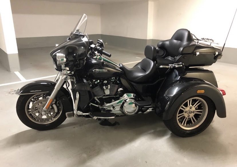 Trike Harley-Davidson Tri Glide noir lavé en parking