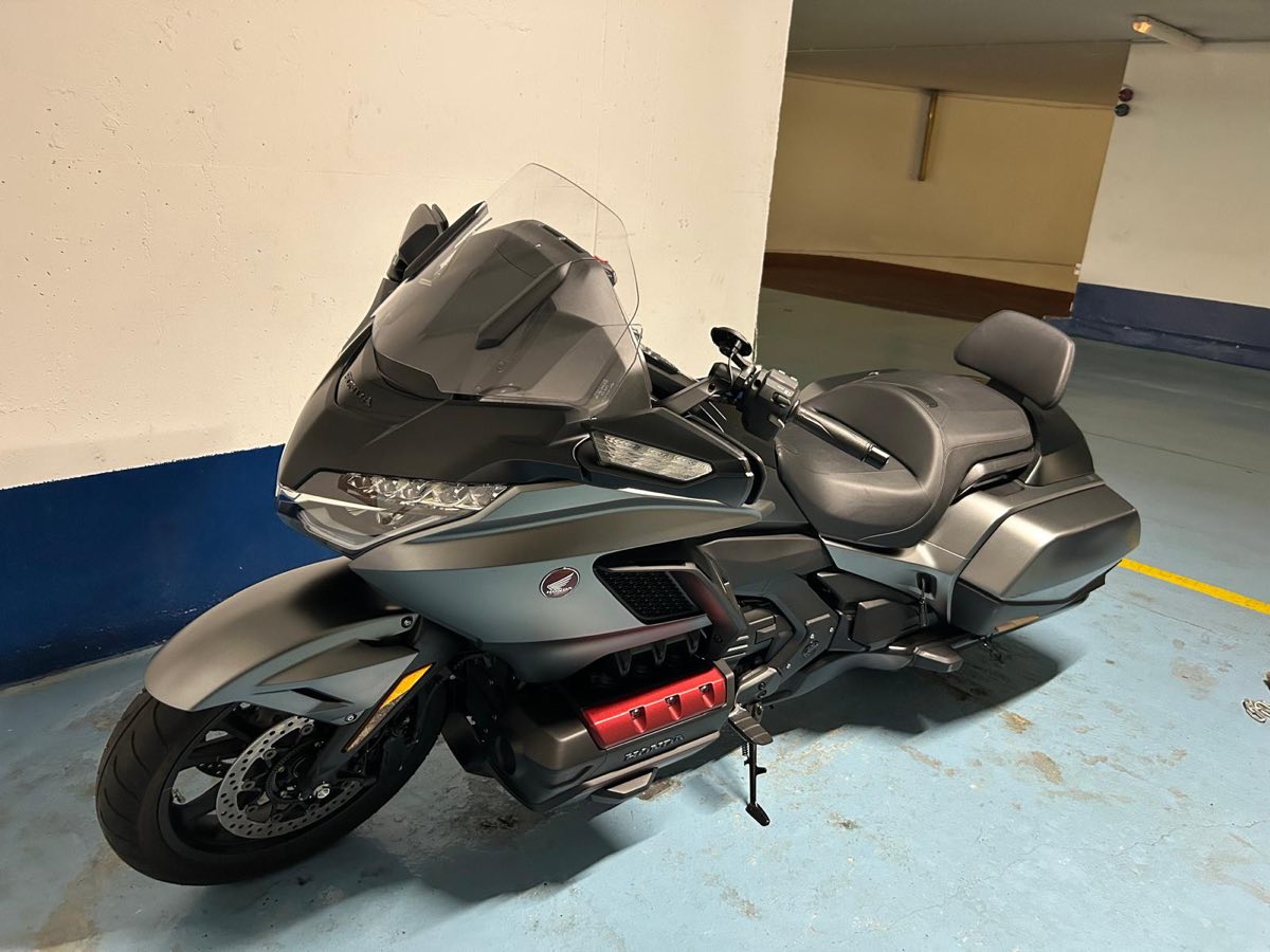 Honda Gold Wing grise mat lavée dans un parking souterrain