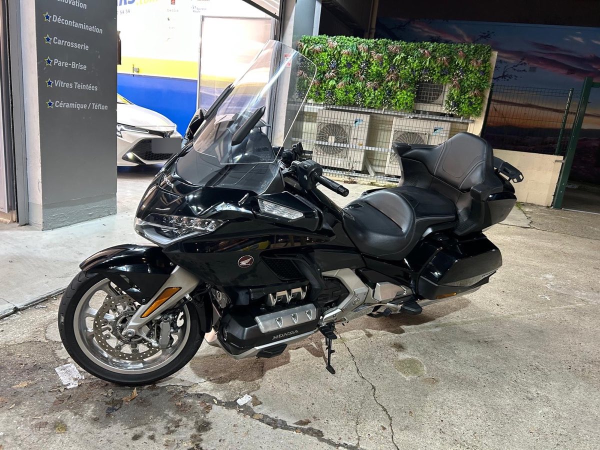 Honda Gold Wing noire brillante après lavage