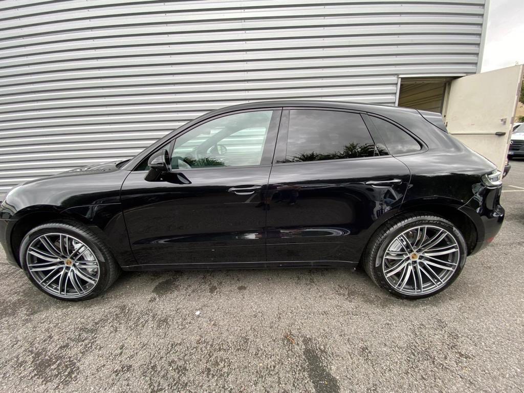 Porsche Macan noir après un lavage extérieur à la main