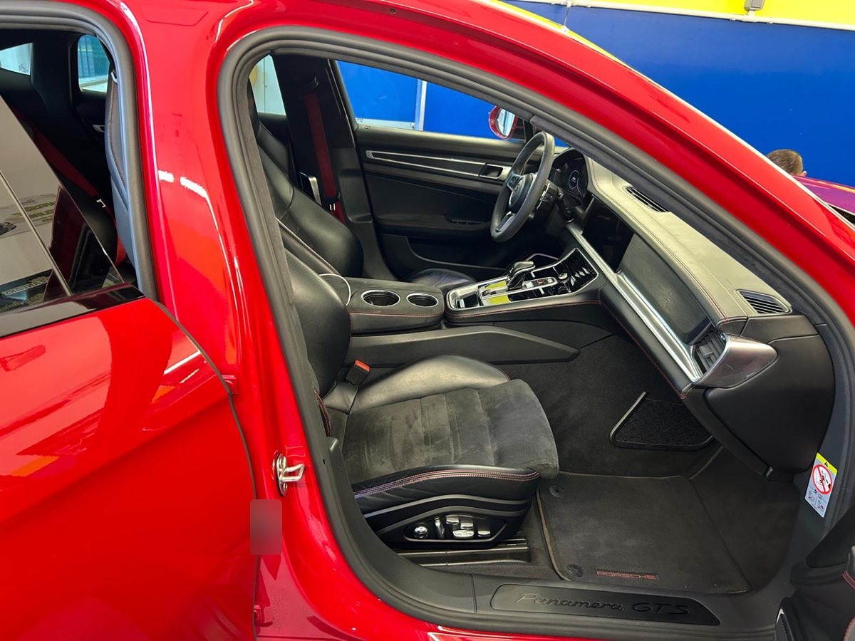 Sièges alcantara et cuir de Porsche Panamera GTS après nettoyage intérieur