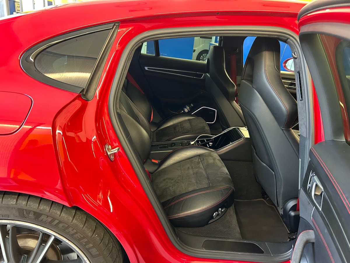 Sièges arrière cuir et alcantara de Porsche Panamera nettoyés