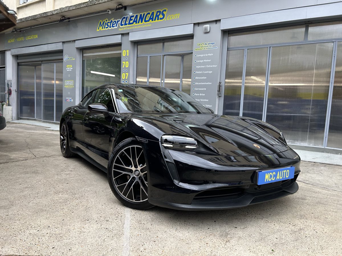 Porsche Taycan noire lustrée après un forfait polish