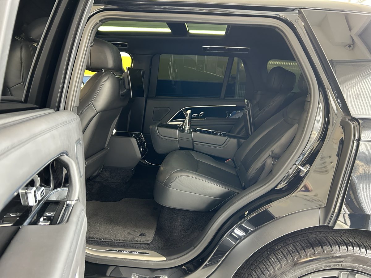 Sièges arrière cuir de Range Rover nettoyés et tapis aspirés